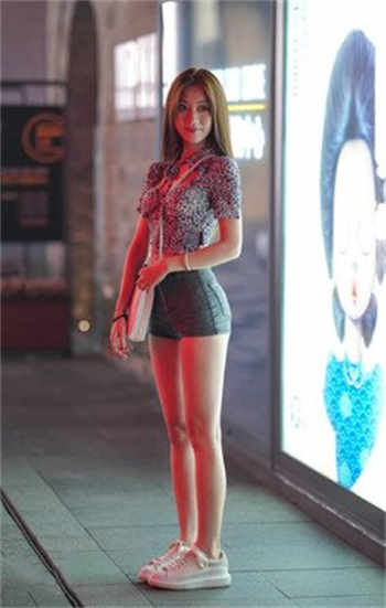 抖音上庭院微胖女旗袍女