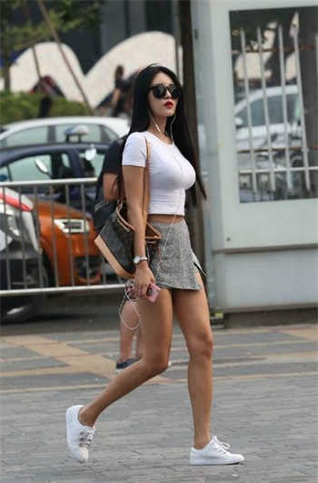 女性身上的粉色槟榔软件