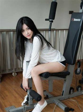 拍婚纱照的新娘与乞丐