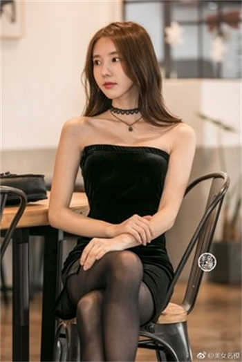 女董事长萱萱参加同学聚会