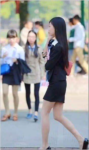何美钿跟谁长得很像