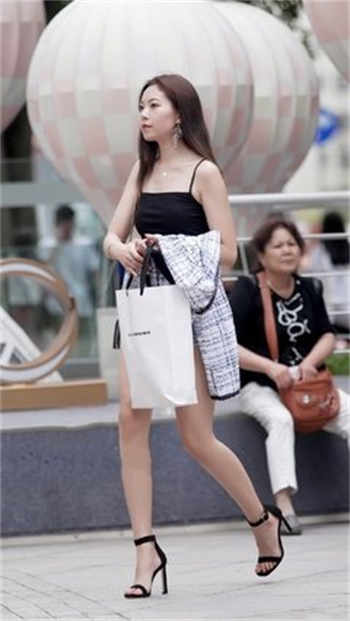 售楼女子为业绩为客户