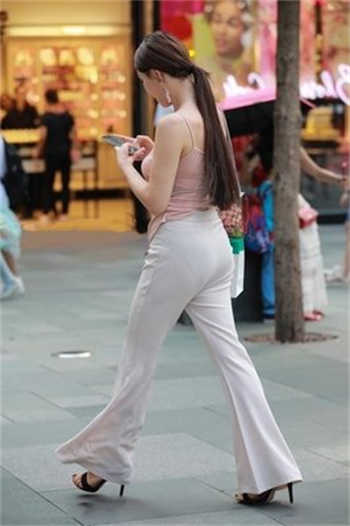 穿连体舞蹈服被逼拉屎