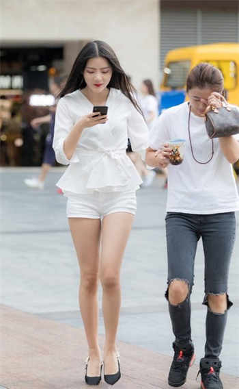 吃饭时用脚蹭他的棒