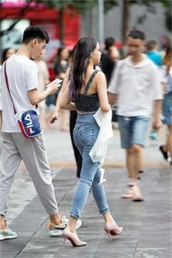 肚兜下的饱满剧烈晃动