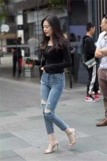 丈夫救妻子自己被火烧